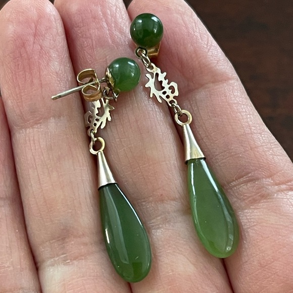 Natural nephrite jade gold tone drop earrings - Picture 7 of 8